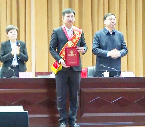 山東偉業(yè)集團董事長閔彬彬獲評“突出貢獻企業(yè)家”稱號